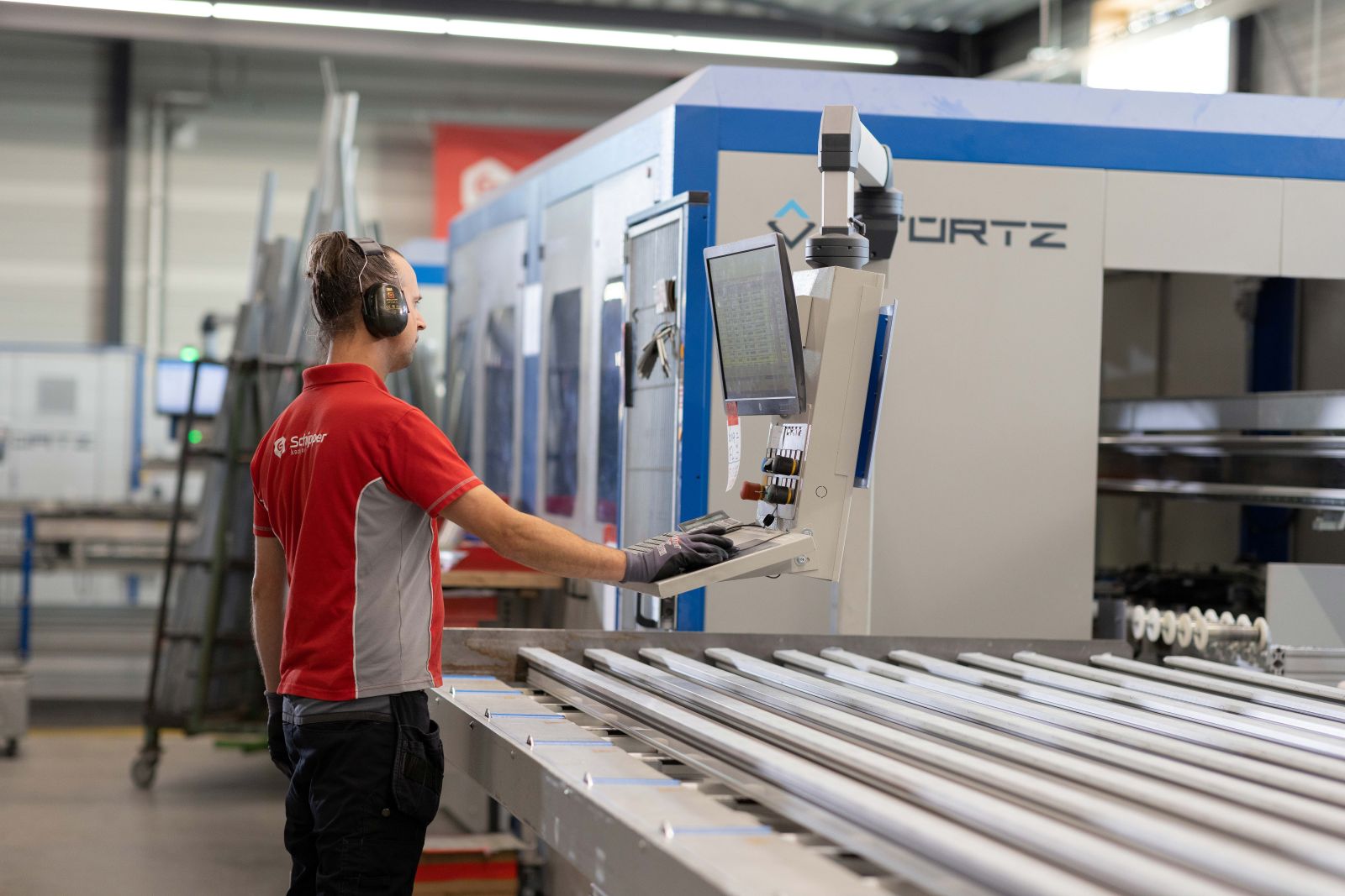 medewerker en machine schipper kozijnen